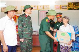 Ban Thanh niên Quân đội và các tổ chức thiện nguyện tặng quà, hỗ trợ nhân dân tỉnh Bắc Giang bị thiệt hại do bão số 3